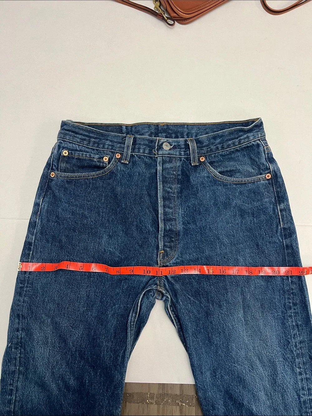 90's VINTAGE LEVI'S 501xx MADE IN USA STRAIGHT LEG DARK WASH BUTTON FLY JEANS
